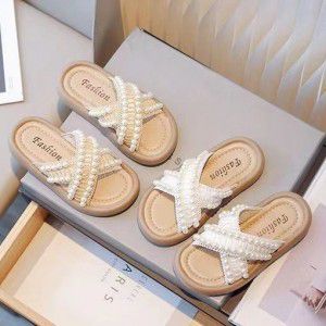 Girls wearing slippers with cross straps and pearls, big children's princess shoes with soft soles and anti slip beach shoes